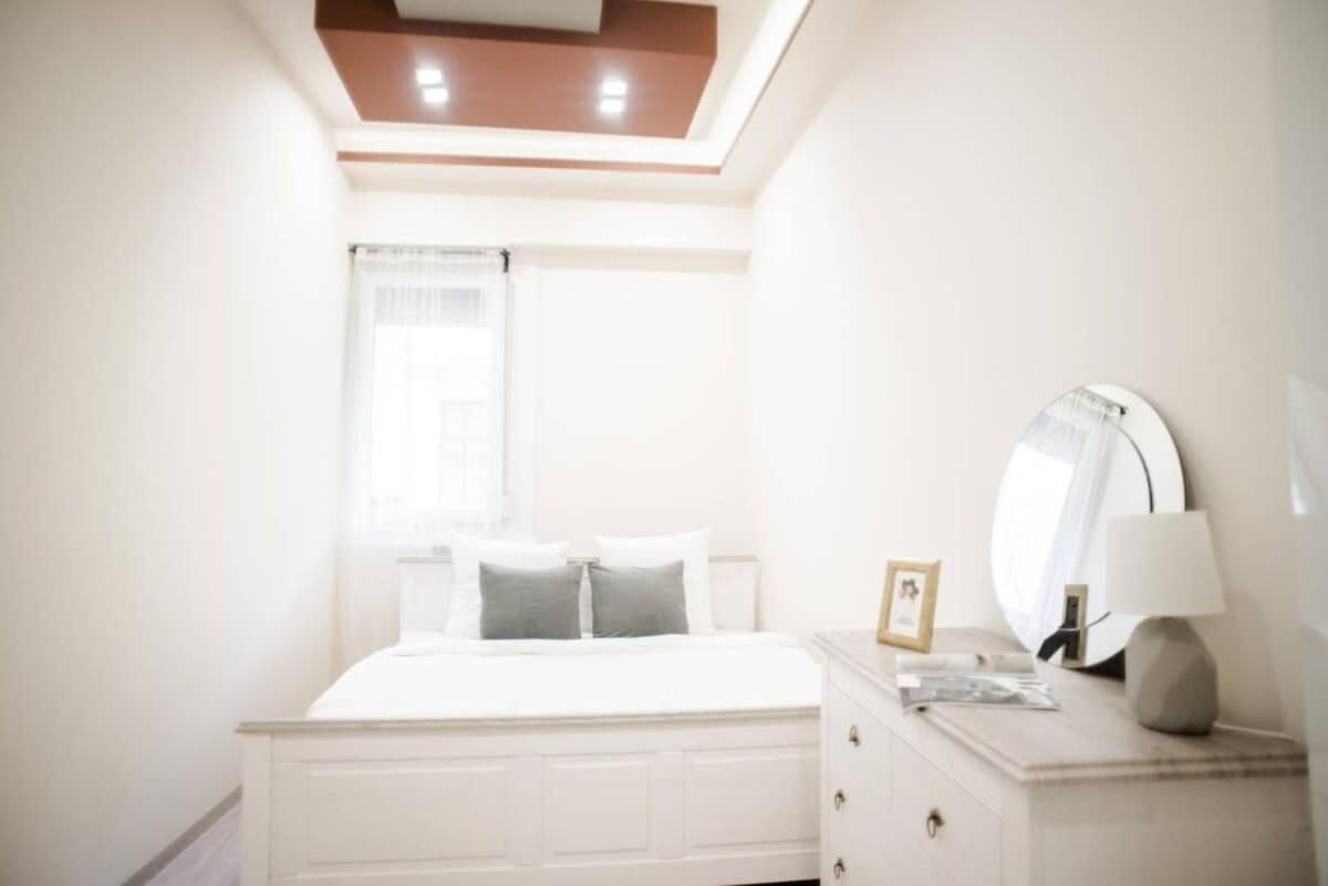 New Luxury Apartment In The Center With A/C Budapest Bagian luar foto