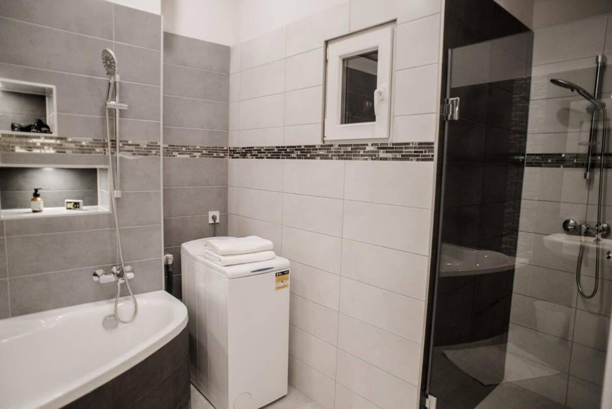 New Luxury Apartment In The Center With A/C Budapest Bagian luar foto