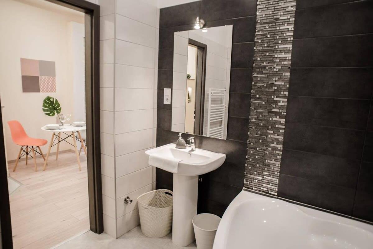 New Luxury Apartment In The Center With A/C Budapest Bagian luar foto